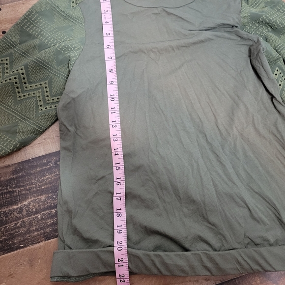 Medium Tiny Anthropologie Army Green Lace Embroidered Sleeve Top - Picture 4 of 5
